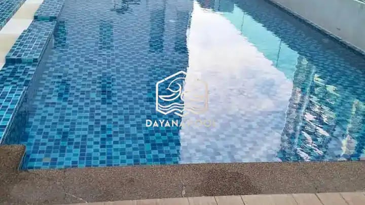 kolam renang minimalis dengan batu hijau tasik