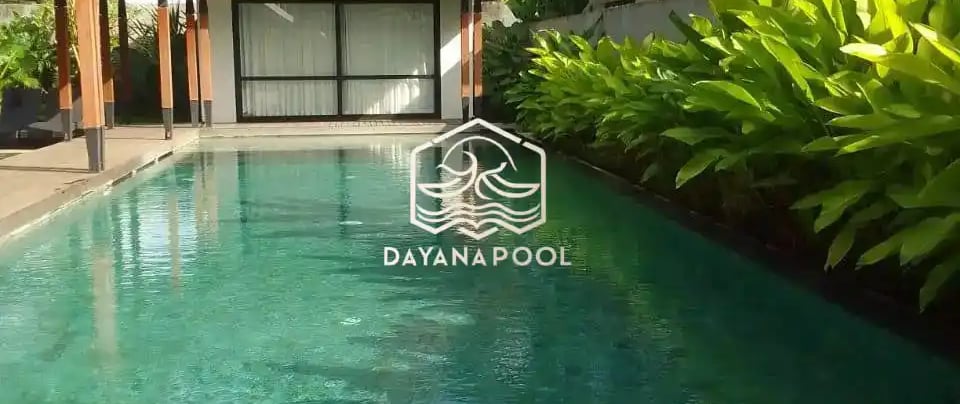 Kolam renang indah dengan pemandangan pegunungan