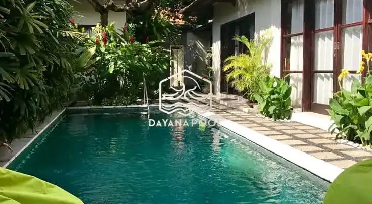 kolam renang indah dengan batu alam hijau