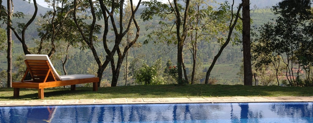 Kolam renang indah dengan pemandangan pegunungan