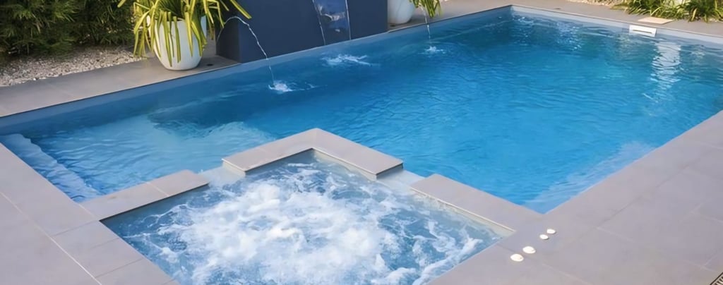Kolam renang dengan fitur air terjun dan jacuzzi yang elegan
