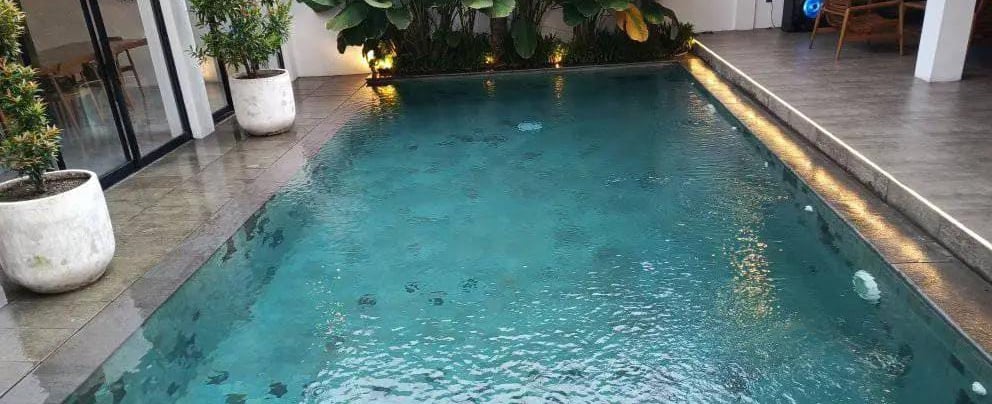kolam renang minimalis dengan batu hijau tasik