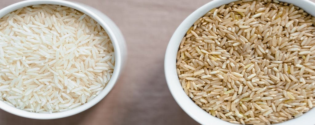 Brown rice and white rice in bowls