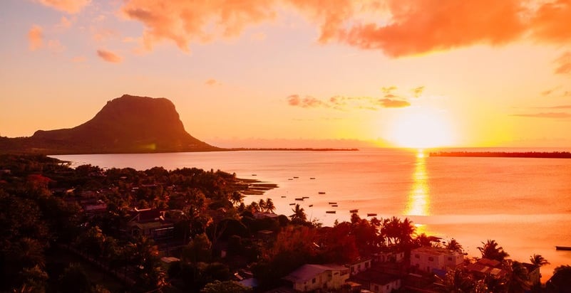 Coucher de soleil sur Le Morne Brabant – résidence PDS île Maurice avec vue lagon