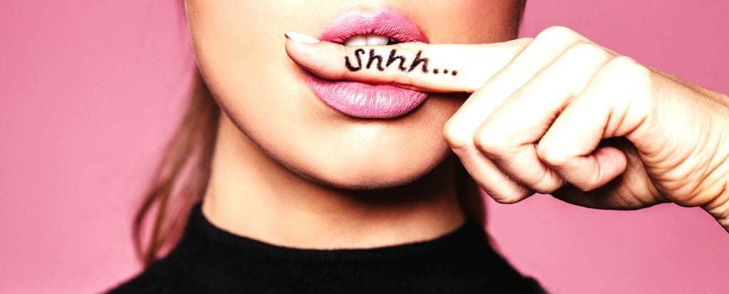femme met le doigt entre les dents