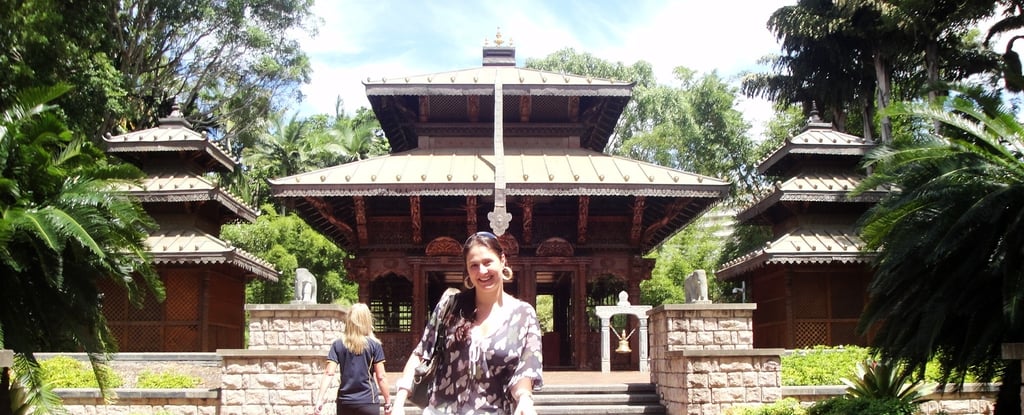 foto da autora na pagoda nepalesa em brisbane australia