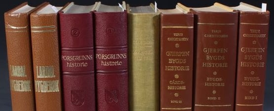 The spines of eight bygdeboker