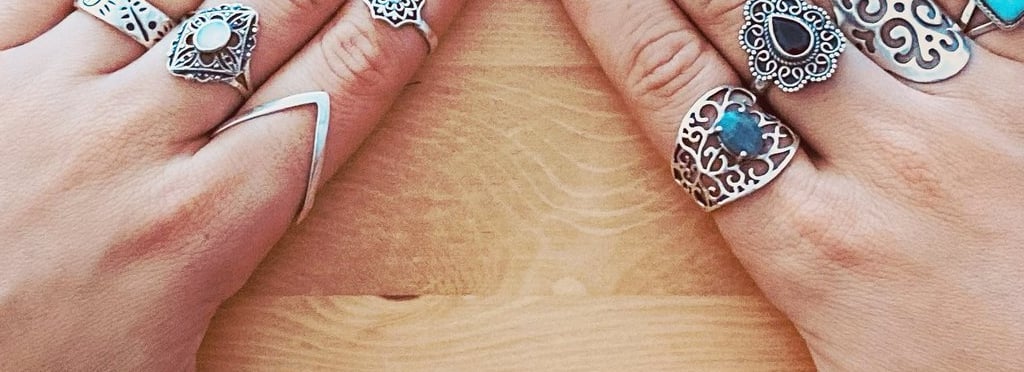 Manos con muchos anillos
