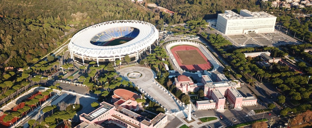 Luftaufnahme des Stadio Olimpico in Rom, Heimstadion von AS Rom und Lazio, mit voller Sicht auf das Spielfeld, die Tribünen u