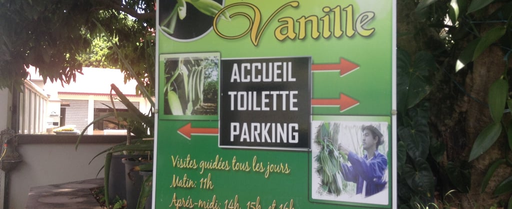 Placa informativa no tour da plantação de baunilha, Ilha Reunião.