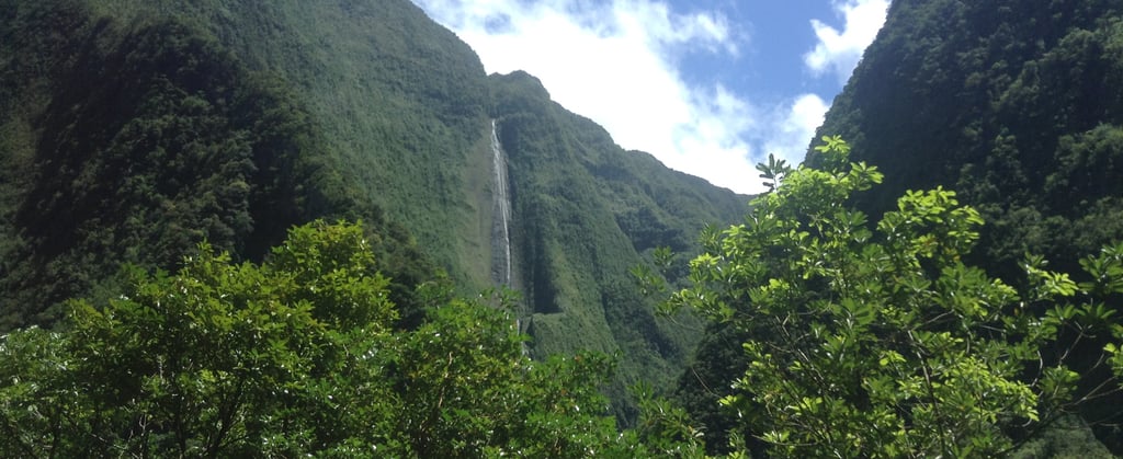 Vista de uma longa cachoeira na estrada a caminho de Salazie, Ilha Reunião.