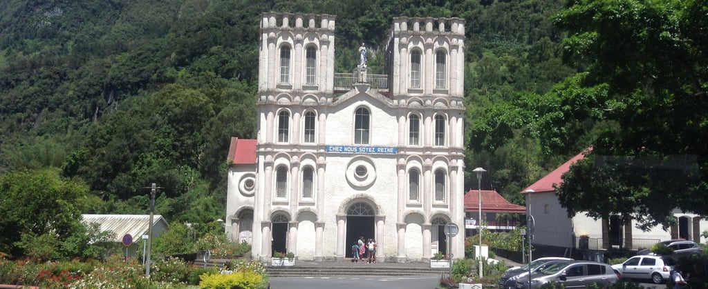 Vista da catedral em Salazie, Ilha Reunião.