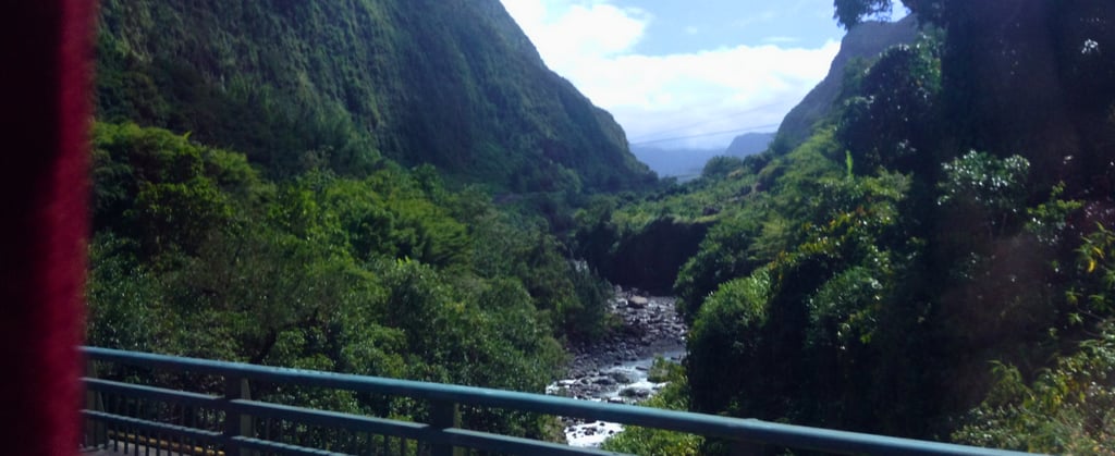 Estrada para Hell-Bourg vista da ponte, com cachoeiras e montanhas verdes na Ilha Reunião.