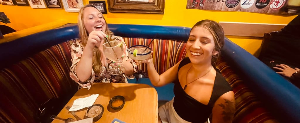deux femmes levent le verre au restaurant