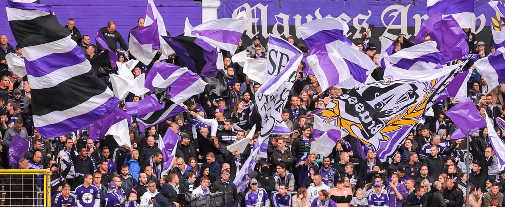 Tribünen und Spielfeld im Lotto Park, dem Stadion von RSC Anderlecht