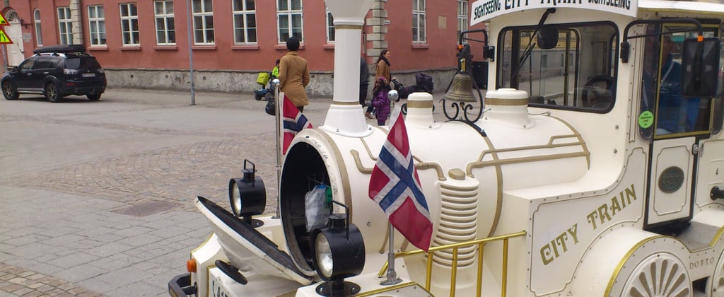 Passeio por Kristiansand no trenzinho turístico tradicional.
