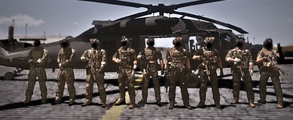 soldati in posa con un elicottero militare dietro le spalle