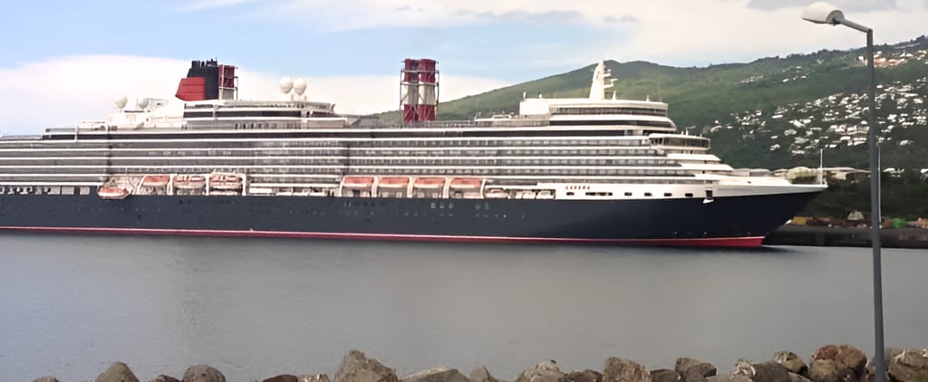 Navio Queen Elizabeth ancorado no porto de Le Port, Ilha Reunião