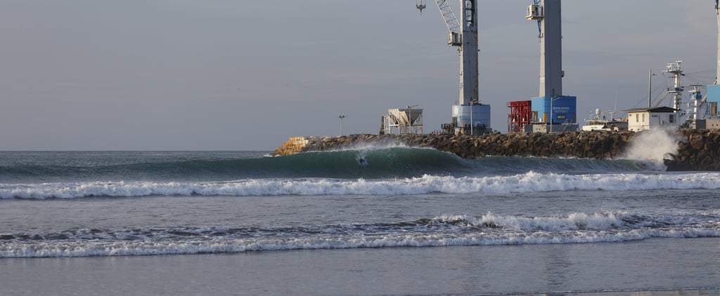 Wave breaking at Manta´s Jetty creating a perfect pick been ridden