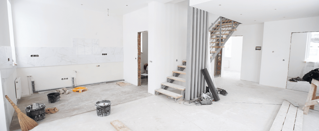Profesionales realizando reformas integrales en una vivienda en Valencia.