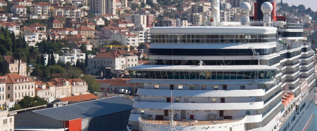 foto do navio Queen Elizabeth ancorado em Dubrovnik