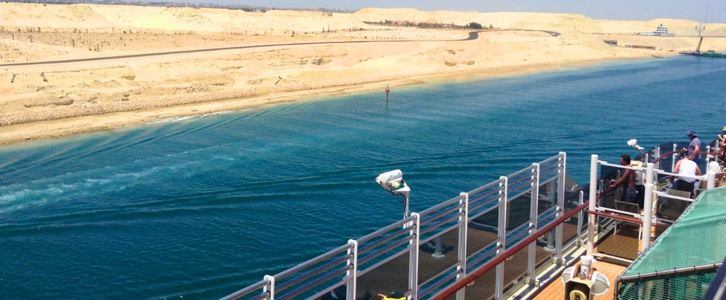 Vista do deck do navio sobre as areias do deserto no Canal de Suez