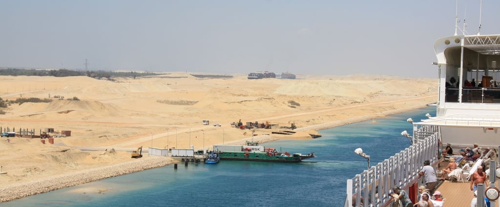 foto do navio navegando pelo canal de suez