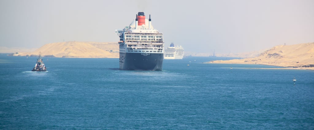 Queen Mary 2 transitando pelo Canal de Suez com navios de cruzeiro ao redor
