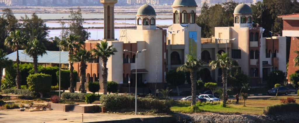 Vista da arquitetura em Port Said em dia ensolarado a partir do navio