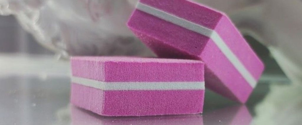 cubetti di buffer rosa e bianco appoggiato su una base di vetro