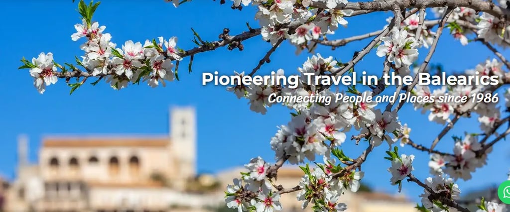 árbol en flor en priemr plano con pueblo mallorquín detrás