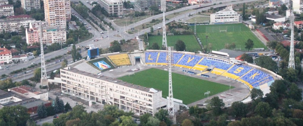 Vogelperspektive auf das Georgi-Asparuhov-Stadion von Levski Sofia – offene Tribünen, Flutlichtmasten, Balkan-Flair und Fußba
