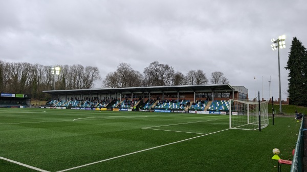 Innenansicht des Park Hall Stadium in Oswestry – Blick auf Spielfeld, Tribünen und Flutlicht, Heimat der The New Saints zwisc