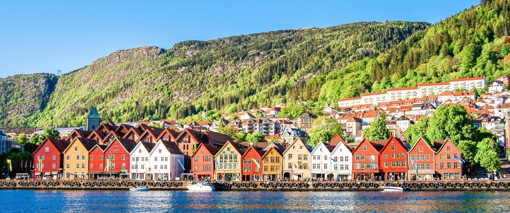 Panoramablick auf Trondheim mit Nidelva-Fluss, Altstadt und farbigen Holzhäusern bei Tageslicht.