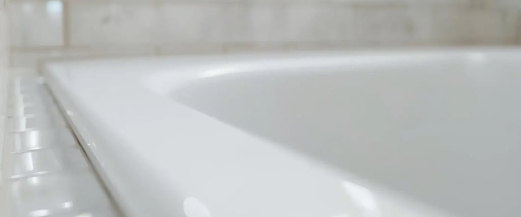 Finition d'un lissage de joint silicone sans bavure autour d'une baignoire