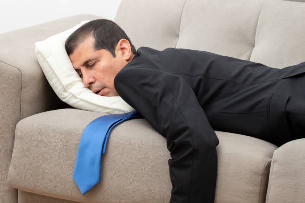 homme sieste dans canapé