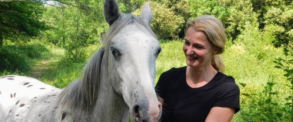 Céline Peccavy et un cheval blanc
