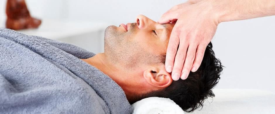 um homem recebendo massagem na cabeça