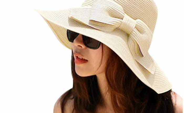 femme porte chapeau et lunette