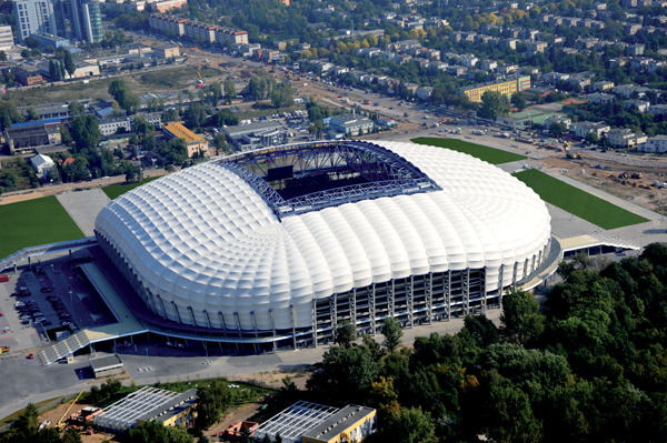 Luftaufnahme des Stadion Miejski in Poznań – moderne Arena mit blau-weißen Tribünen, eingebettet in die Stadt, Heimat von Lec