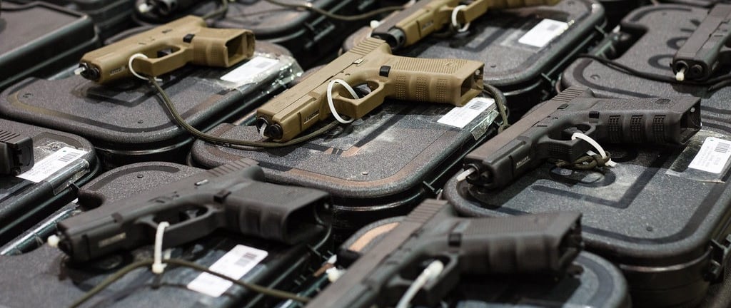 guns on display at gun show booth