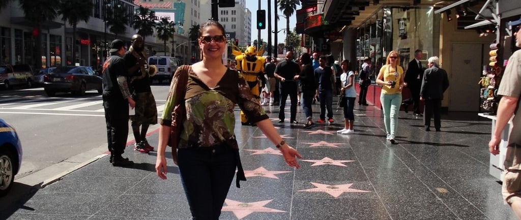 Foto da autora na calçada da fama em Los Angeles.