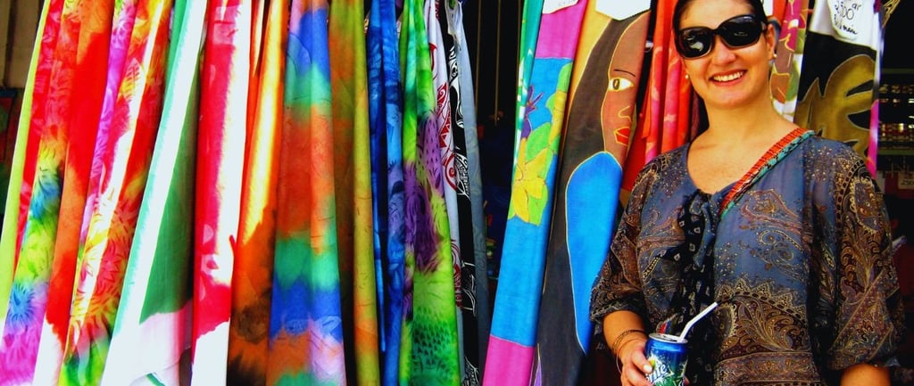 Autora explorando uma loja de souvenirs em Papeete, Tahiti