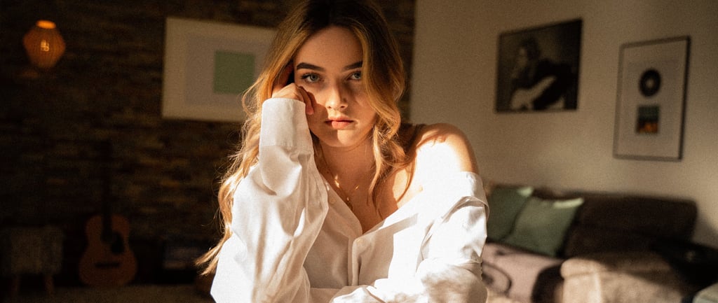 Natürliches Portrait im weichen Fensterlicht – stille, filmische Stimmung im Innenraum