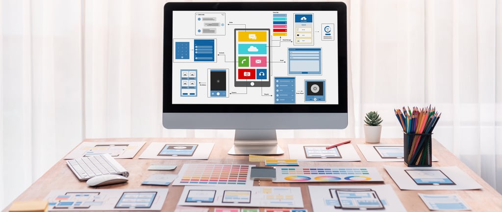 Tela de um computador com um monitor e um teclado.
