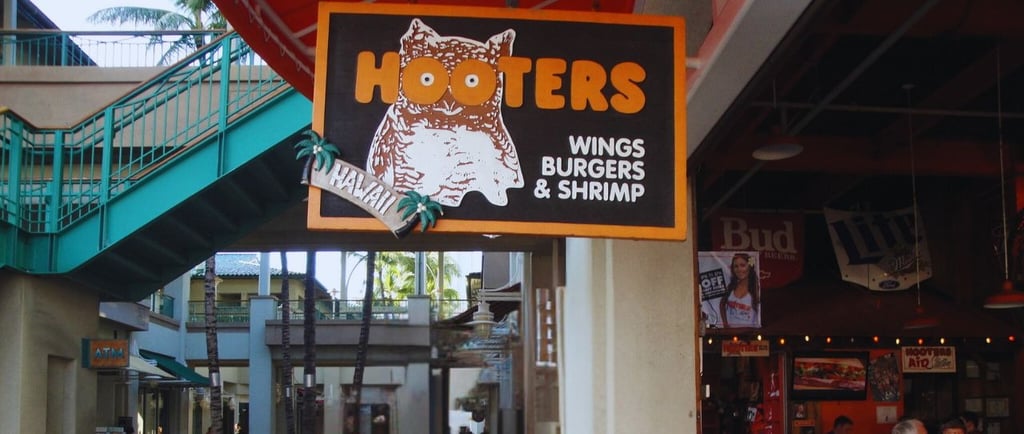 foto do restaurante hooters no porto de honolulu hawaii
