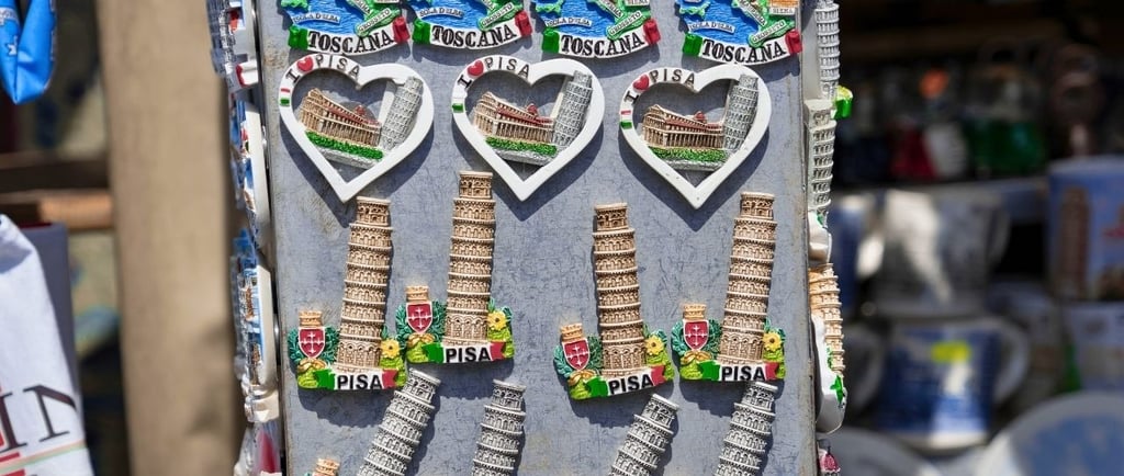 Lojas e barracas com souvenirs de Pisa e Toscana à venda.