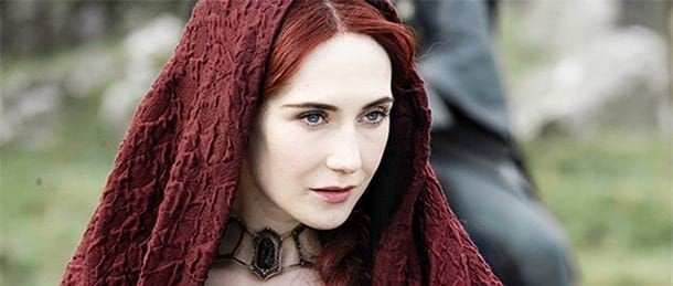 A dama de vermelho de Game of thrones e o medo de mostrar sua aparencia envelhecida.