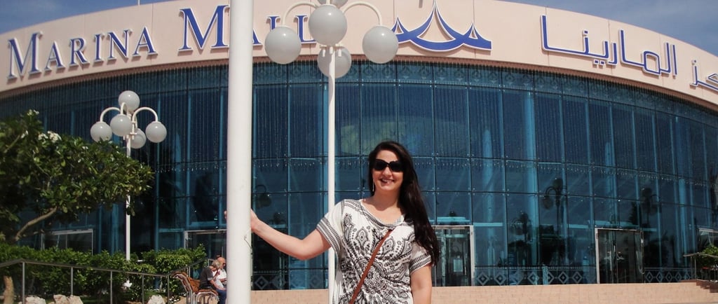 foto da autora em frente ao marina mall em abu dhabi
