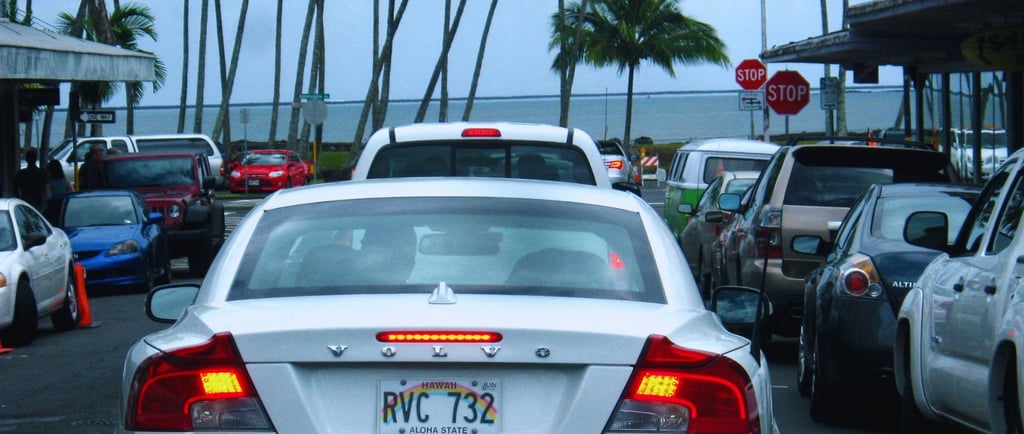 foto chegando de carro no centro de hilo no havai